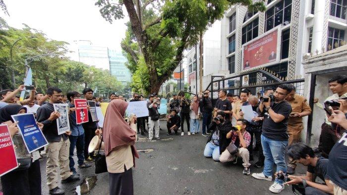 Organisasi pers di Kota Medan yang tergabung dalam Jurnalis Anti Pembungkaman menggelar aksi penolakan draf Revisi UU Penyiaran di depan kantor DPRD Sumatra Utara, Jalan Imam Bonjol Medan, Selasa (21/5/2024).