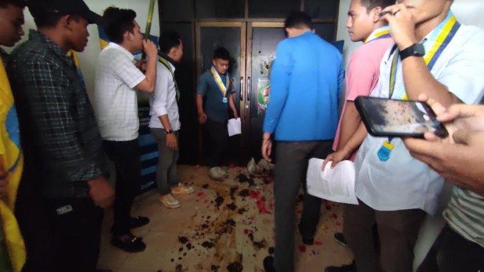 Aksi unjuk rasa pergerakan mahasiswa Islam Indonesia (PMII) Kabupaten Asahan di kantor Dinas Pemberdayaan Masyarakat dan Desa dengan menebarkan kotoran lembu, bunga dan telur, Senin (5/8/2024).