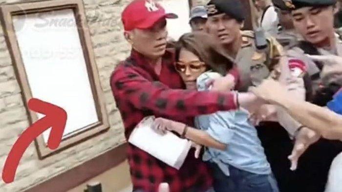 Noviana Kurniati alias Novi Bule diserang sekelompok orang yang diduga merupakan pendukung Rocky Gerung di Bareskrim Mabes Polri, Kebayoran Baru, Jakarta Selatan pada Rabu (13/9/2023).