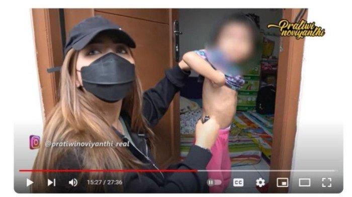 Aktivis sosial Novi Pratiwi dan bocah yang disiksa ibu tiri.