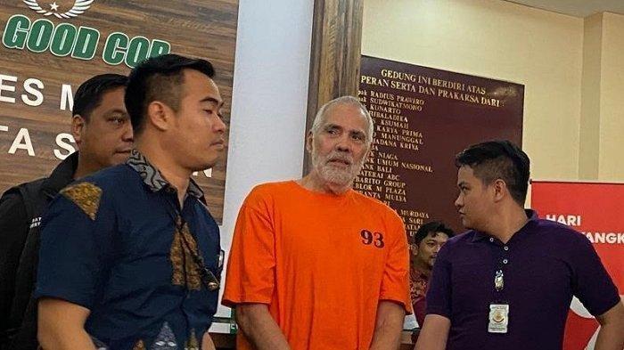 Aktor senior Pierre Gruno dihadirkan sebagai tersangka dalam jumpa pers kasus penganiayaan di Polres Metro Jakarta Selatan, Jumat (14/7/2023).(Tribunnews.com/ Fauzi Nur Alamsyah)