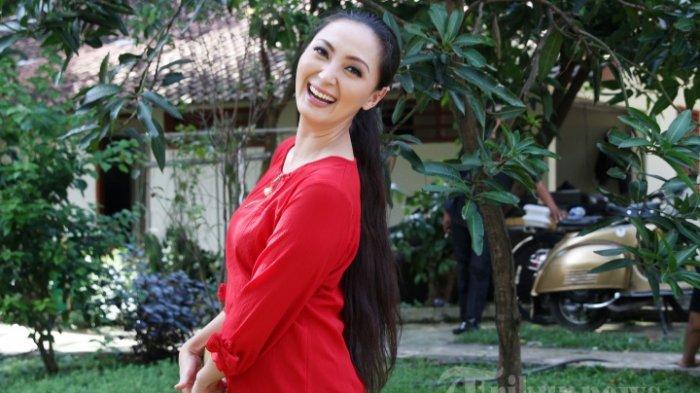 Aktris Senior Della Puspita