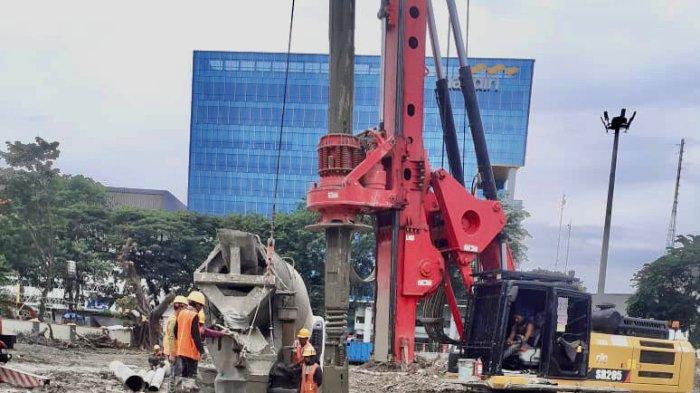 Beberapa alat berat dikerahkan untuk revitalisasi Lapangan Merdeka beberapa waktu lalu. Wali Kota Bobby Nasution sebut pengerjaan tahap II, menunggu hasil audit.
