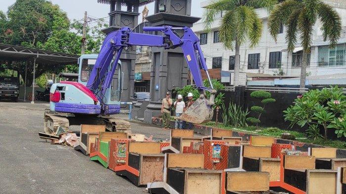 Alat berat menghancurkan puluhan mesin judi hasil pengungkapan Kodam I BB dan Polisi, di Pomdam I Bukit Barisan, Kamis (20/3/2025). Mesin judi dimusnahkan supaya tidak ada penyalahgunaan barang bukti.