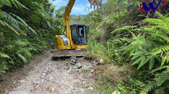 Potret alat berat milik PT. Waskita Karya terlihat bekerja di ruas jalan provinsi, jalan penghubung Kabupaten Humbang Hasundutan dengan Kabupaten Pakpak Bharat tepatnya di lintasan Kecamatan Parlilitan - Batu Gajah - Batas Pakpak Bharat di Delleng Simpon (Gunung Simpon), Selasa (20/6/2023). Saat ini pengerjaan tersebut terhenti sejak Juni 2023. Pengerjaan hanya berlangsung sepekan. (Dok.Waskita Karya)