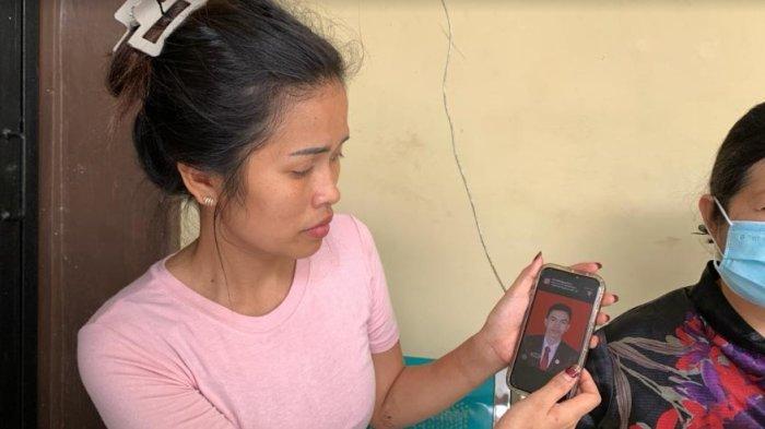 Kakak korban menunjukkan foto semasa hidup almarhum Aldi Sahilitua Nababan, Rabu (22/11/2023).