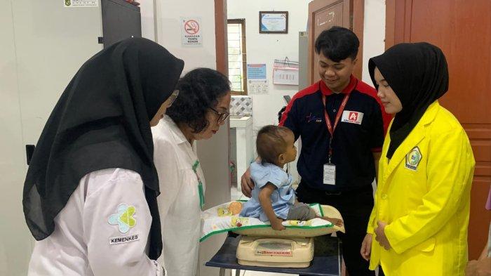 Kegiatan menimbang berat badan anak bersama TPG Puskesmas