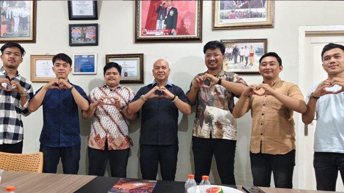 Aliansi Pemuda Islam Sumatera Utara menyambangi langsung kediaman Nikson Nababan sekaligus berbincang dan memberikan pandangannya, terkait kepemimpinan di Sumatera Utara, Senin (13/5).