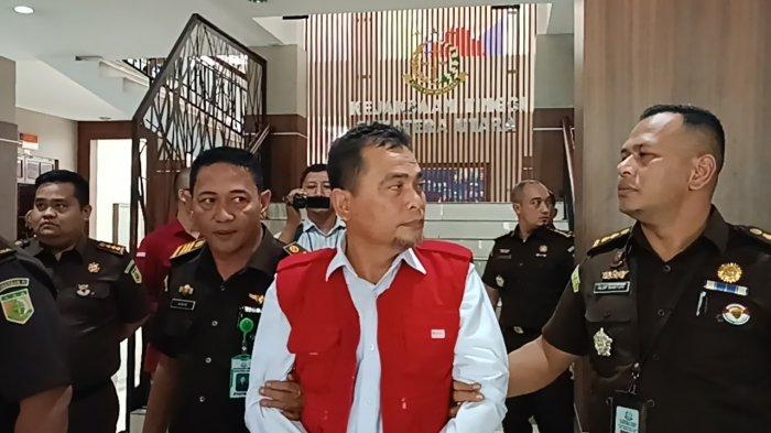 Alwi Mujahit selaku Kadis Kesehatan Sumut saat dilakukan penetapan penahanan tersangka di Kejati Sumut dalam perkara korupsi pengadaan APD Covid 19 pada tahun 2020 senilai Rp 24 miliar, Rabu (13/3/2024).