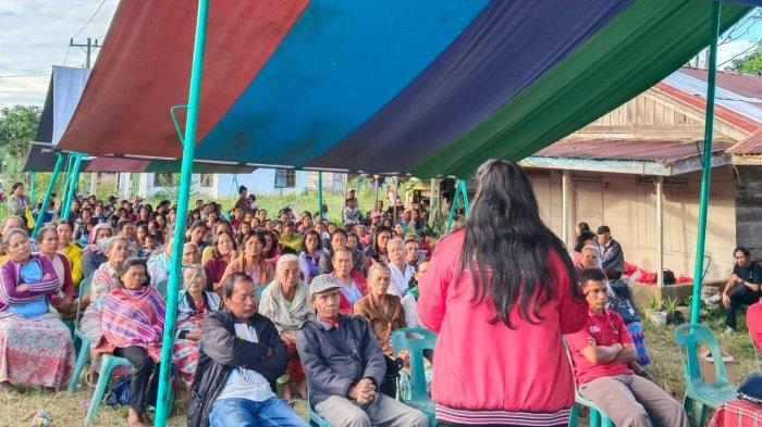 Caleg DPRD Sumut Dapil Sumut 9 yang juga Ketua DPRD samosir Sorta Ertanty Siahaan didampingi tokoh masyarakat Motung, Oppu Rani Sitorus, Kosbin Sitorus dan Dahlan Manurung memberikan pendidikan politik kepada pengurus Ranting, Anak Ranting dan Masyarakat Desa Motung Kecamatan Ajibata Kabupaten Toba pada (22/10/2023).