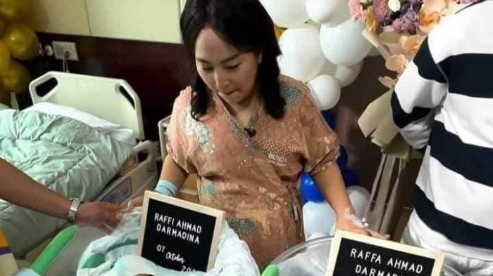 Sebagai bentuk penghargaan tertinggi, Mpok Alpa memberikan nama anak kembarnya Raffi Ahmad dan Raffa Ahmad. Hal itu sebagai ucapan terima kasih sudah membiayai persalinannya sekitar Rp 150 juta. (IG)
