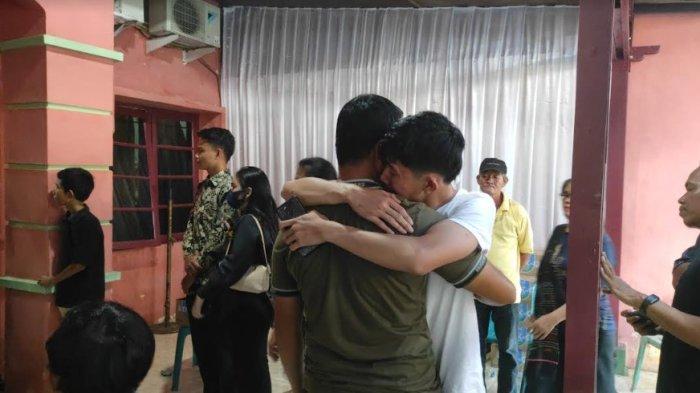 Anak pertama Marnaek Sianturi bernama Andre menangis. Ia memeluk pamannya bernama Faber Sianturi (53) Abang mendiang ayahnya.