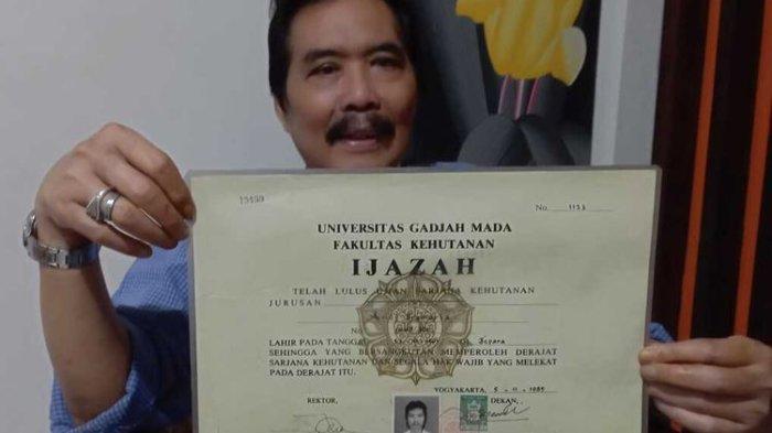 Andi Pramaria, mantan Kadis Kehutanan Provinsi NTB, memunjukkan ijazah miliknya. Andi mengatakan sebagai rekan satu angkatan, satu fakultas dan wisuda bersama dengan Jokowi. (KOMPAS.com/FITRI RACHMAWATI)