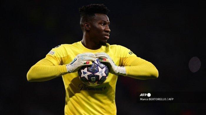 Penjaga gawang Kamerun Inter Milan #24 Andre Onana memegang bola selama pertandingan sepak bola final Liga Champions UEFA antara Inter Milan dan Manchester City di Stadion Olimpiade Ataturk di Istanbul, pada 10 Juni 2023. Marco BERTORELLO /AFP