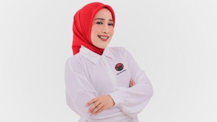 Anggota DPR Terpilih Tia Rahmania telah diberhentikan partai PDIP. Pemberhentian ini disebut gegara Tia melakukan kritik terhadap Wakil Ketua KPK Nurul Gufron. 