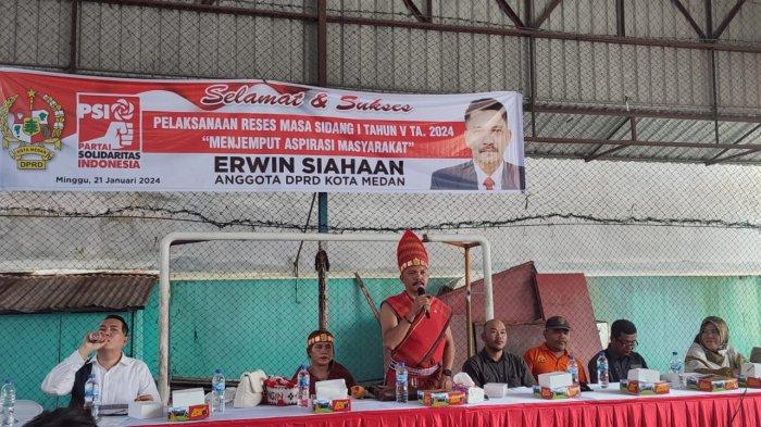 Anggota DPRD Medan Erwin Siahaan  saat mengisi kegiatan reses  di Kecamatan Medan Johor, Minggu (21/1/2024). Dalam kegiatan ini Erwin mengajak masyarakat untuk tidak Golput pada pemilu 2024 mendatang  (TRIBUN MEDAN/ANISA)