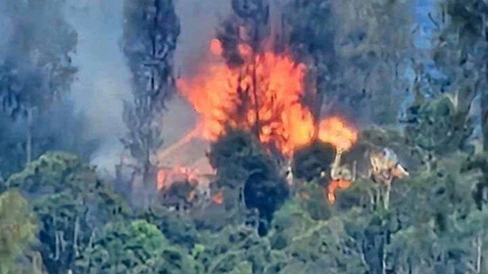 Anggota KKB membakar sejumlah rumah warga di Intan Jaya, Sabtu (20/1/2024).