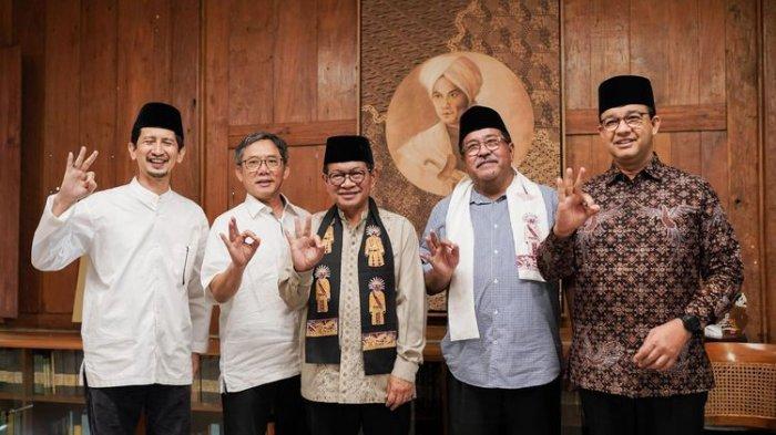 Anies Baswedan, Rano Karno, dan Pramono Anung berpose tiga jari dalam pertemuannya di Lebak Bulus, Rabu (20/11/2024) pagi.