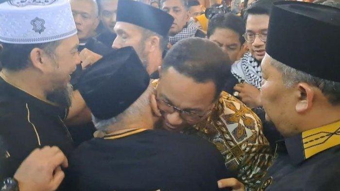 Anies Baswedan tampak berpelukan dan cium pipi kanan dan cium pipi kiri (cipika-cipiki) Ketua Majelis Syura Partai Ummat Amien Rais ketika tiba di Rakernas Partai Ummat di Asrama Haji Pondok Gede, Jakarta, Selasa (14/2/2023) lalu. (KOMPAS.com/ADHYASTA DIRGANTARA)