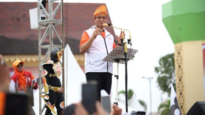 Anies Baswedan saat hadir dalam acara apel siaga PKS yang digelar di lapangan Astaka, Kecamatan Percut Sei Tuan, Kabupaten Deli Serdang, Minggu (3/9/2023). /Anugrah Nasution.