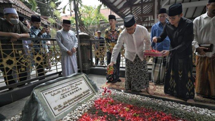 Bacapres Anies Baswedan (menabur bunga) saat ziarah ke makam Presiden Keempat Republik Indonesia Abdurrahman Wahid (Gus Dur) di Jombang, Jawa Timur, Kamis (31/8/2023). (Istimewa).