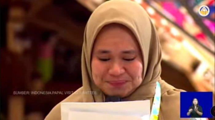Seorang guru asal Pulau Buton, Sulawesi Selatan, bernama Anna Nur Awalia, mengungkapkan isi hatinya kepada pemimpin tertinggi Gereja Katolik sedunia, Paus Fransiskus di kompleks Gereja Katedral, Jakarta, Rabu (4/9/2024).(Tangkapan layar video)