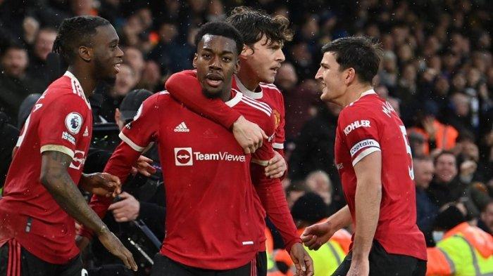 Striker Manchester United asal Swedia Anthony Elanga (tengah) merayakan dengan rekan satu timnya setelah mencetak gol keempat untuk timnya selama pertandingan sepak bola Liga Premier Inggris antara Leeds United dan Manchester United di Elland Road di Leeds, Inggris utara pada 20 Februari 2022.