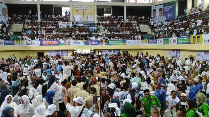 Antusias Pendukung Bobby Nasution - H Surya telah memenuhi gedung serbaguna Kisaran untuk menunggu kedatangan Bobby Nasution - H Surya melakukan kampanye, Kamis (17/10/2024).