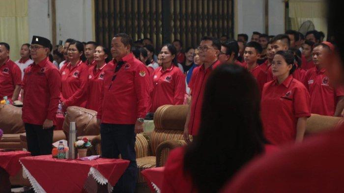 Ratusan Kader DPC PDI Perjuangan Nias Barat bersama Ketua DPC Evolut Zebua, dan Ketua DPD PDI Perjuangan Sumut Drs Rapidin Simbolon MM dan Penyabar Nakhe Wakil Ketua DPD menyanyikan lagu Indonesia Raya sebelum memulau pendidikan politik dan penguatan kader PDI Perjuangan Nias Barat di Halll Tokosa, Desa Onolimbu Kecamatan Lahomi Kabupaten Nias Barat, Minggu (10/11/2023).