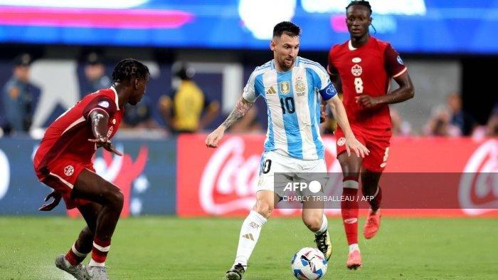 Gelandang Kanada #08 Ismael Kone berebut bola dengan penyerang Argentina #10 Lionel Messi selama pertandingan semifinal turnamen Copa America 2024 antara Argentina dan Kanada di Stadion MetLife, East Rutherford, New Jersey pada 9 Juli 2024. (Foto oleh CHARLY TRIBALLEAU / AFP) (CHARLY TRIBALLEAU / AFP)