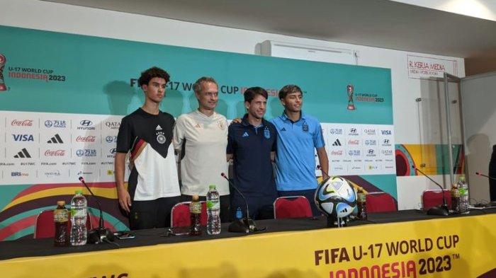 Dari kiri ke kanan: Noah Darvich (pemain timnas U17 Jerman), Christian Wueck (pelatih timnas U17 Jerman), Diego Placente (pelatih timnas U17 Argentina), dan Agustin Ruberto (pemain timnas U17 Argentina). Mereka menghadiri sesi konferensi pers jelang laga Argentina vs Jerman pada semifinal Piala Dunia U17 2023 yang dilaksanakan di Stadion Manahan, Senin (27/11/2023) sore WIB.(KOMPAS.com/Ervan Yudhi Tri Atmoko)