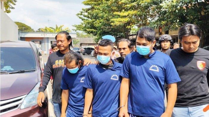 Aris Gunawan alias AG melakukan tindakan sadis terhadap pengeroyokan bos rental mobil. AG ditetapkan sebagai tersangka atas kematian Burhanis selaku bos rental mobil.