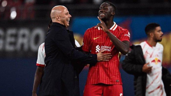 Pelatih Liverpool, Arne Slot  (kiri)