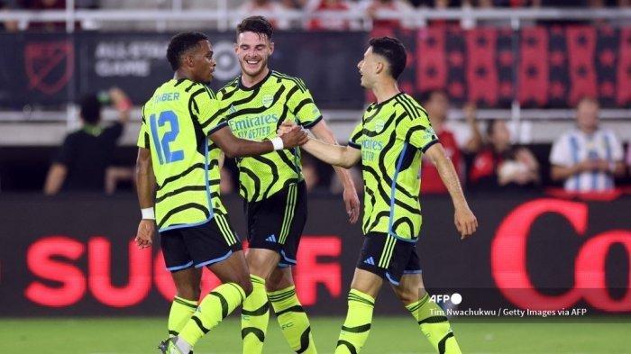 Gabriel Martinelli #11 dari Arsenal FC diberi ucapan selamat oleh Declan Rice #41 dan Jurriën Timber #12 setelah mencetak gol selama MLS All-Star Game antara Arsenal FC dan MLS All-Stars di Audi Field pada 19 Juli 2023 di Washington, DC. Inilah jadwal pramusim Arsenal vs Barcelona dalam laga pramusim bertajuk Soccer Champions Tour 2023, Kamis (27/7/2023) pukul 09.30 WIB. Tim Nwachukwu/Getty Images/AFP
