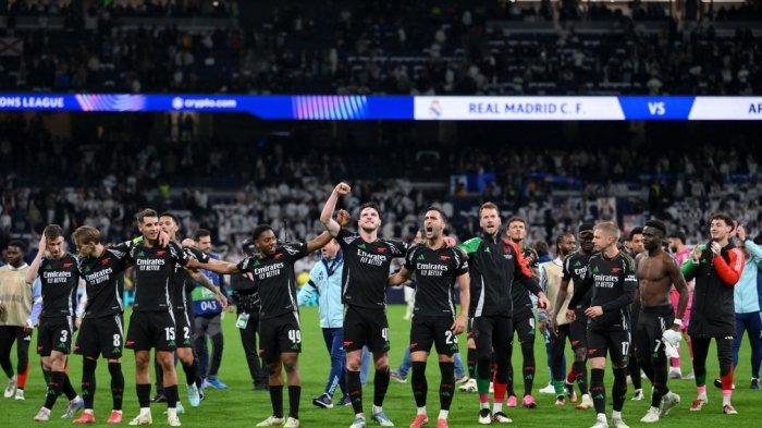 LOLOS SEMIFINAL - Pemain Arsenal selebrasi kepada fansnya usai berhasil menang atas Real Madrid pada leg kedua perempat final Liga Champions 2024-2025. Arsenal pun melangkah ke babak semifinal usai menang dengan skor 1-2.