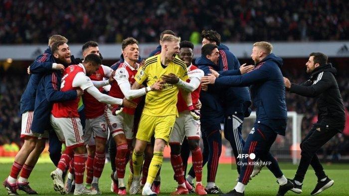 Gelandang Arsenal Inggris Reiss Nelson (tak terlihat) merayakan setelah mencetak gol ketiga timnya selama pertandingan sepak bola Liga Premier Inggris antara Arsenal dan Bournemouth di Stadion Emirates di London pada 4 Maret 2023. (Glyn KIRK / AFP)