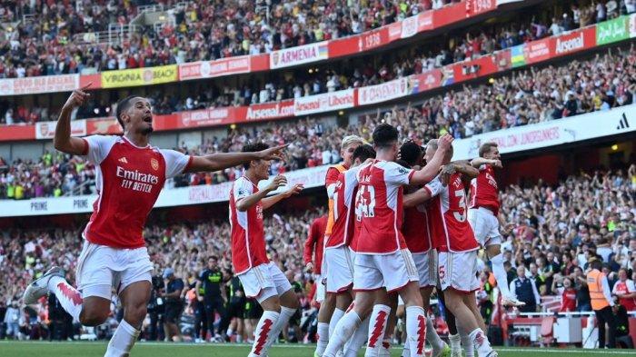 Selebrasi pemain Arsenal usai menang dramatis atas Manchester United di Liga Inggris