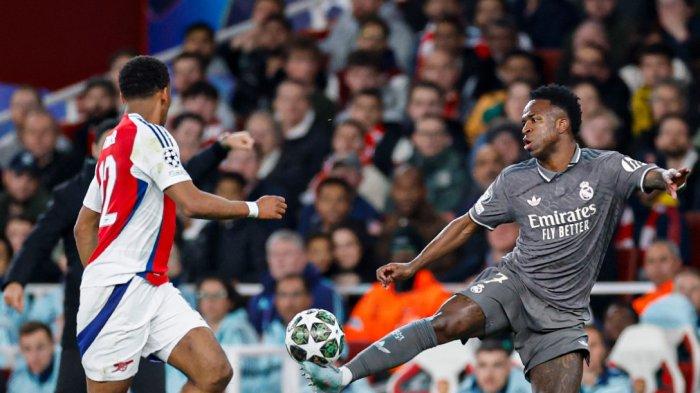 AKSI VINICIUS - Penyerang Real Madrid, Vinicius Junior saat berusaha melewat pemain Arsenal di Liga Champions. Dalam laga ini, Real Madrid kalah telak dari Arsenal pada leg pertama perempat final Liga Champions 2024-2025.