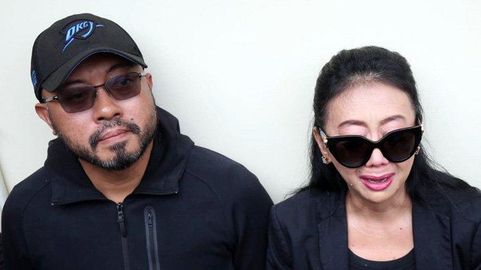 Artis Asri Pramawati atau kerap disapa Asri Welas bercerai dengan suami. (istimewa)