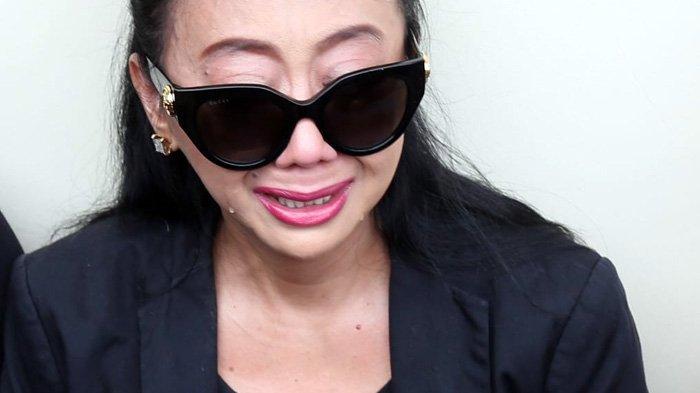 Artis Asri Pramawati atau kerap disapa Asri Welas menggugat cerai suaminya, Galiech Rida Raharja, setelah 17 tahun bersama. Artis Asri Welas pun menangis menyampaikan permintaan maaf lantaran menggugat cerai suami. (Istimewa)