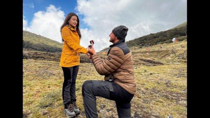 Artis Nathalie Holscher dilamar oleh pria Spanyol bernama Ladislao Camara di Puncak Gunung Gede, Jawa Barat.