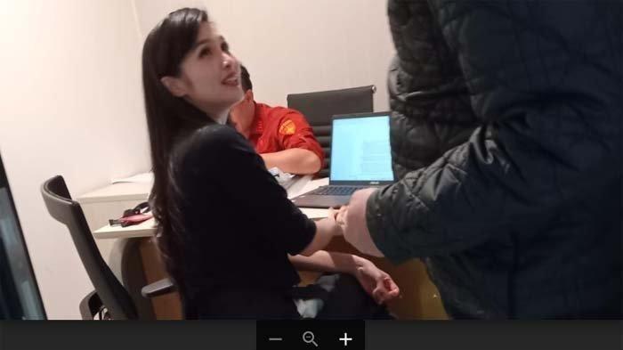 Artis Sandra Dewi menjalani pemeriksaan di Kejaksaan Agung. Ia dimintai keterangan terkait kasus yang menjerat suaminya, Harvey Moeis. 