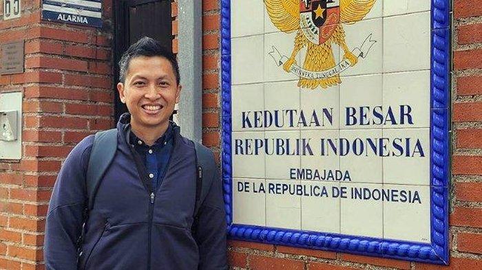 DIPLOMAT MUDA TEWAS - Arya Daru Pangayunan semasa hidup. Foto ini diunggah di media sosialnya pada 4 Februari 2024. Korban ditemukan tewas di kamar kost Guest House Gondia, Jalan Gondangdia Kecil No.22, Menteng, Jakarta Pusat, Selasa (8/7/2025) pagi. (Dok. Pribadi Arya Daru)