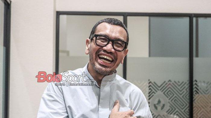 Anggota Komite Eksekutif (Exco) PSSI, Arya Sinulingga, sedang memberikan keterangan kepada awak media di GBK Arena, Senayan, Jakarta, Selasa (2/4/2024) malam.