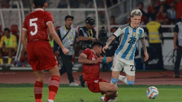 Pemain timnas Argentina, Alejandro Garnacho berebut bola dengan pemain timnas Indonesia, Asnawi Mangkualam dalam pertandingan FIFA Matchday edisi Juni 2023 di Stadion Utama Gelora Bung Karno, Jakarta, Senin (19/6/2023). Argentina unggul 2-0 atas Indonesia.(KOMPAS.com/KRISTIANTO PURNOMO)