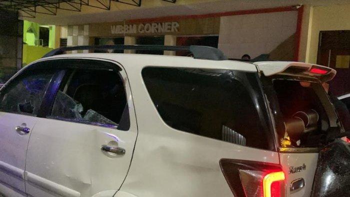 Mobil Toyota rush milik personel kepolisian yang di rusak di dalam asrama TNI-AD Glugur Hong Kelurahan Sidorame Barat I, Kecamatan Medan Perjuangan, saat penggerebekan narkoba, Rabu (1/5/2024).