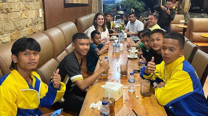 Bupati Pakpak Bharat Franc Bernhard Tumanggor beserta istri, Ny. Juniatry Franc Bernhard Tumanggor hadir dalam memotivasi para atlet tinju asal Kabupaten Pakpak Bharat yang mengikuti Kejuaraan Tinju Amatir (Mini, Junior, Youth, Elite) Sumatera Utara (Sumut) Tahun 2023. (Diskominfo Pakpak Bharat)