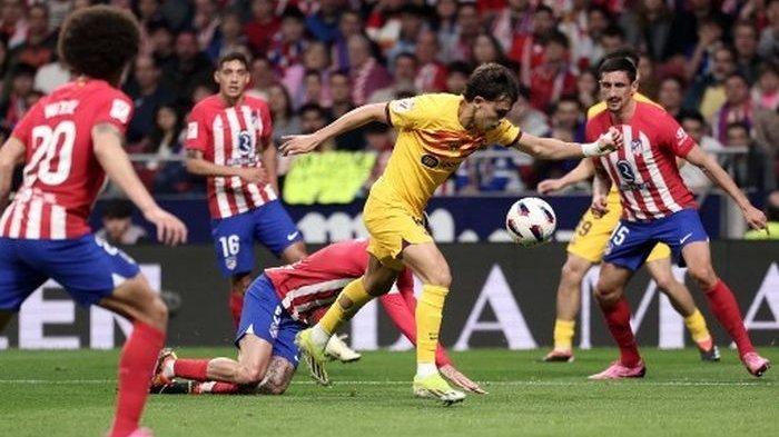 Penyerang Barcelona, Joao Felix, mencetak gol ke gawang Atletico Madrid pada pekan ke-29 Liga Spanyol, Minggu (17/3/2024) di Stadion Wanda Metropolitano.