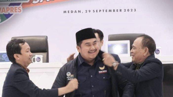 Aulia Agsa saat dipakaikan seragam NasDem oleh pengurus DPW NasDem Sumut beberapa waktu lalu.