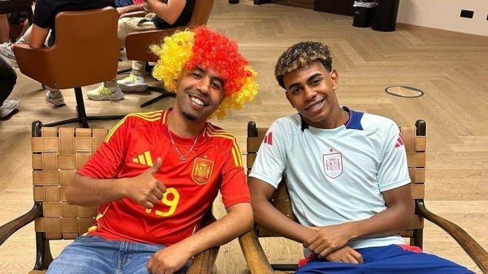 BERSAMA AYAH- Lamine Yamal bersama ayahnya, Mounir Nasraoui saat Piala Eropa 2024. Pada usia 16 tahun 362 hari, Lamine Yamal menjadi pencetak gol termuda di turnamen besar putra, EURO. Prestasi yang melampaui rekor sebelumnya yang dipegang Pele, yang mencetak gol di Piala Dunia 1958 pada usia 17 tahun 239 hari.